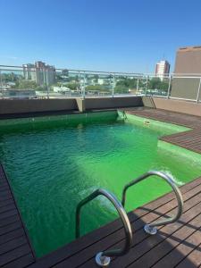 a pool of green water on top of a building at Altos de Centro Chivilcoy 6 in Chivilcoy
