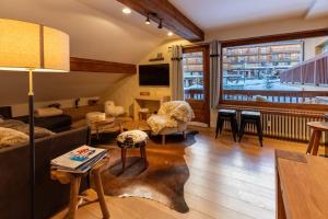 a living room with a couch and a table at Les Lauzes 32-46 in Mussillon