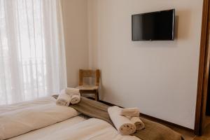 a room with a bed with towels on it at Hotel Costaverde "ai Roni" in Andalo