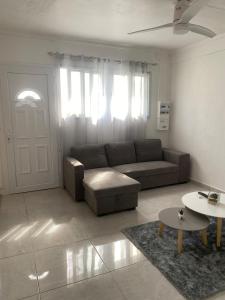 a living room with a couch and a table at Le Temps d une Escale in Trois-Rivières