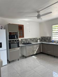 a kitchen with a stove and a refrigerator at Le Temps d une Escale in Trois-Rivières