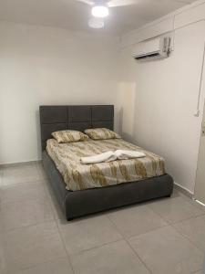 a bedroom with a bed in a white room at Le Temps d une Escale in Trois-Rivières