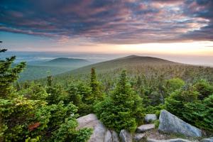 a view of a mountain with trees and rocks at Chalet Le Madison Refuge nordique et ciel étoilé au pied du Mont-Mégantic in La Patrie