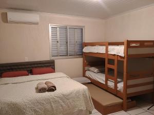 a bedroom with a bunk bed and two beds at Refúgio na Serra Gaúcha in Nova Petrópolis
