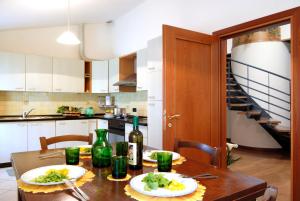 uma cozinha com uma mesa com pratos de comida e uma garrafa de vinho em Agriturismo Villa Selvatico em Vigonza