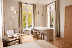 a hotel room with a kitchen and a living room at Villa Chantereine in Cabourg