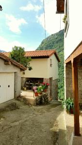 a house with a driveway and a garage at La Casina de Toñita in Cazo