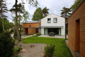 a contemporary house with a courtyard and a garden at "Strandhus Finka" in Dierhagen