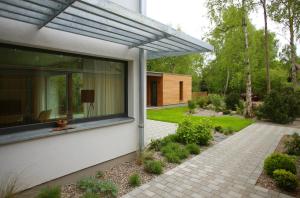 a house with a window and a patio at "Strandhus Finka" in Dierhagen