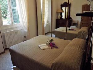 サンタ・マルゲリータ・リグレにあるHouse al Porto by Holiday Worldのホテルルーム ベッド2台&本付