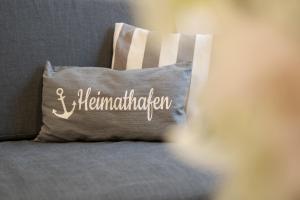 a pillow with the word heimaraner at Haus Strandgeflüster Sandbank in Grömitz