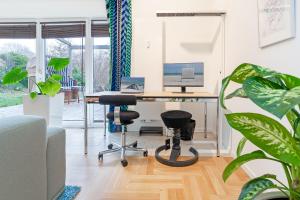 an office with a desk with a computer on it at Ostseeschwimmerin in Schönberg