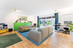 a living room with a couch and a table at Ostseeschwimmerin in Schönberg