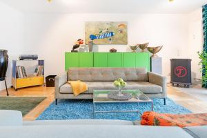 a living room with a couch and a green cabinet at Ostseeschwimmerin in Schönberg
