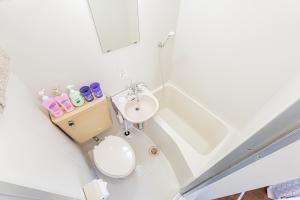 ein kleines Badezimmer mit Toilette und Waschbecken in der Unterkunft sakura 501 in Tokio