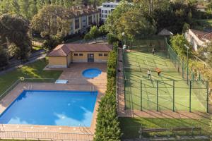 an overhead view of a tennis court with a pool at Apto Llanes Bajo con terraza - Casa Juanín in Llanes