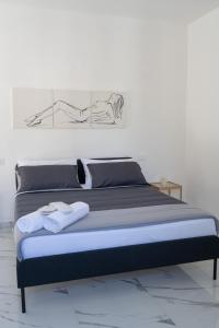 a bed with two towels on it in a room at Renna's in Grammichele