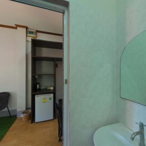 bagno con lavandino e frigorifero di Rim Khao Resort a Ko Lanta Altre 123 foto