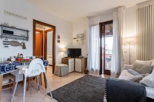 a living room with a table and a couch at Bellasirmione - Acquachiara in Sirmione