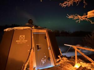 an open door in the snow at night at Hedetangen AuroraHut wintertime in Lungsundet
