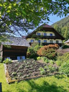 a house with a garden in front of it at Longaview in Weisspriach