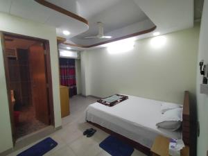 a bedroom with a bed and a bathroom with a mirror at MD HoTEL in Iswardi