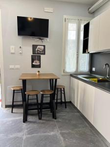 a kitchen with a table and some chairs and a sink at James Home in Quarto dʼAltino