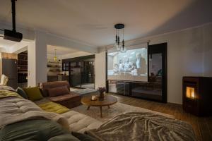 a living room with a couch and a flat screen tv at The Ridgehouse in Artemisía