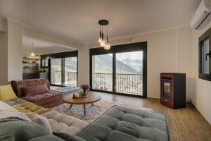 a living room with a couch and a tv at The Ridgehouse in Artemisía