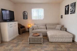 a living room with a couch and a flat screen tv at Apartments Diva Flamingo in Barber