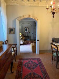 a living room with an archway and a dining room at Villa Serena in Coreglia Antelminelli