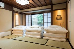 een kamer met vier kussens op de vloer bij Higashiyama Kageroi in Kanazawa