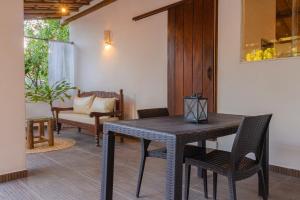 a dining room with a table and chairs at Pariri Suites in Trancoso