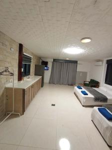 ein großes Zimmer mit Bett, Waschbecken und Badezimmer in der Unterkunft panorama villa boutique HT in Jericho