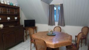 a dining room with a wooden table and chairs at Chez Norbert gîte Le Riesling in Bergheim