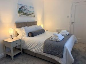 a bedroom with a bed with towels on it at Mountingrovebnb in Piltown