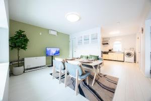a kitchen and dining room with a table and chairs at BIEI BREEZE RESERVE Sui 水 in Biei