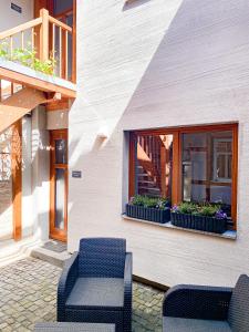 a house with two chairs and a window with plants at WEINQUARTIER Weingarten 2 Apartments à 1 SZ Altstadt Terrasse Parken - Tiere erlaubt in Naumburg