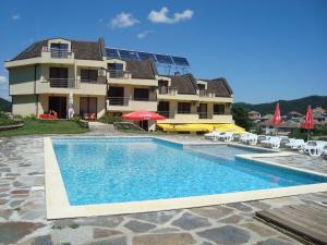 Bazén v ubytování Hotel Enchevi nebo v jeho okolí