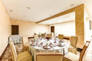 a dining room with a table and chairs at Hotel Sercotel Alfonso VI in Toledo +41 photos