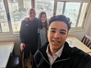 Eine Gruppe von Menschen posiert für ein Foto in einem Restaurant in der Unterkunft Isis Hostel 2 in Kairo