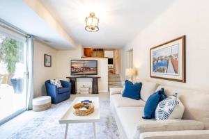 ein Wohnzimmer mit Sofa und Tisch in der Unterkunft Westside Storied in Annapolis