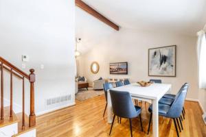 ein Esszimmer mit einem weißen Tisch und blauen Stühlen in der Unterkunft Westside Storied in Annapolis