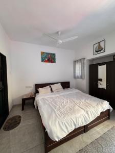 a bedroom with a large bed and a ceiling at Estudio 007, Palolem in Canacona