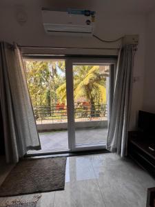 a sliding glass door with a view of a patio at Estudio 007, Palolem in Canacona