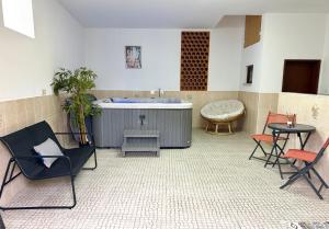 a room with chairs and a tub and a table at Escapada amarela SPA et détente in Mariquiteira +30 photos