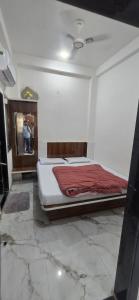a bedroom with a large bed in a room at Hotel Shri Hari Har Inn in Godarpura