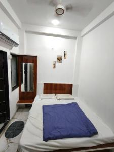 a bedroom with a large bed in a room at Hotel Shri Hari Har Inn in Godarpura