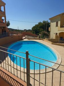 una gran piscina con una valla alrededor en La Spiga Apartments, en Castelsardo