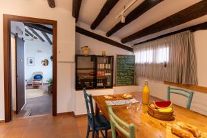 a kitchen and dining room with a table and chairs at Hostal Blavet in Calaceite